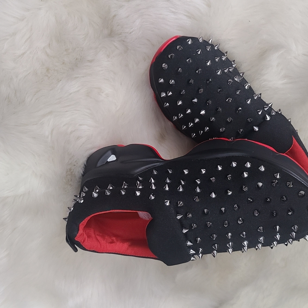 Woman's spike tennis shoe